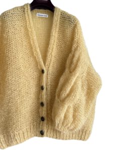 Mohair cardigan in vanille geel met knopen