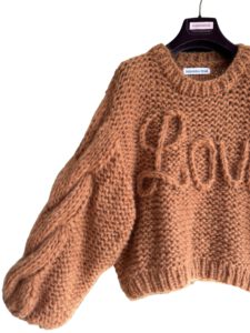 burnt orange alpaca Love sweater hand gebreid