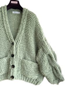 Alpaca & zijde vest in sage groen met knopen en zakken