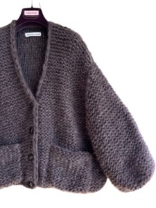 chunkyknit oversized bruin vest met zakken en knopen