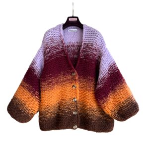 Lang ombre gebreid vest met knopen in lila burgundy tangerine en bruin.