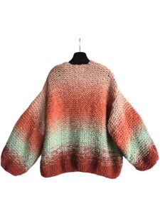 Gebreid alpaca en zijde vest in ombre stijl met knopen