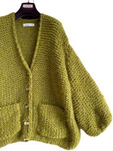 chunkyknit oversized olijfgroen vest met zakken en knopen