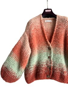 chunkyknit oversized alpaca vest met knopen oranje roze