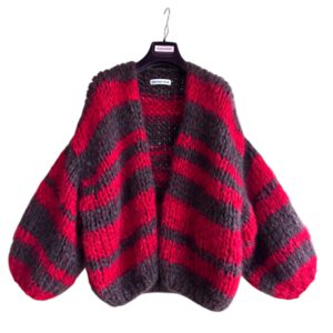 fluffy oversized damesvest met strepen in felrood en donkerbruin