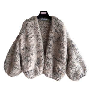 Hand gebreid damesvest mohair in beige zwart wit gemêleerd.