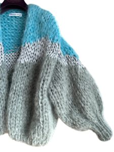 Hand gebreid mohair vest in de kleuren sage en turquoise